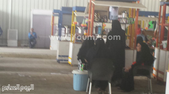 	النساء البائعات يجلسن بجوار باكياتهم خوفًا من أخذها -اليوم السابع -5 -2015
