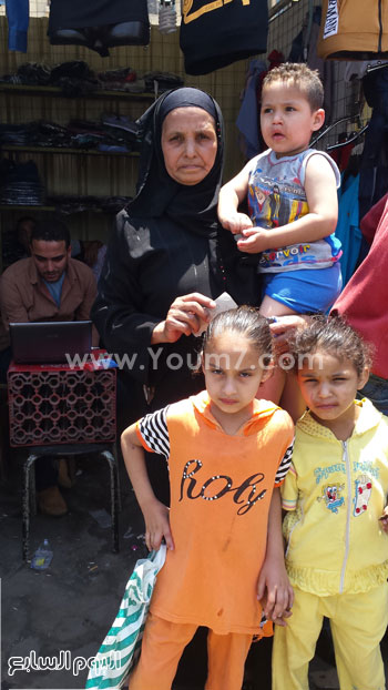 	أم محمود وأبناؤها الثلاثة وخيبة أمل بعد سحب الباكية منها لأن ابنها مات -اليوم السابع -5 -2015