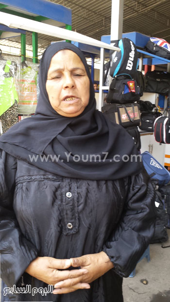 	أم محمود بائعة تصر حمل بضاعتها يوميًا لمنزلها لتعود بها فى الصباح خوفًا من سرقتها -اليوم السابع -5 -2015