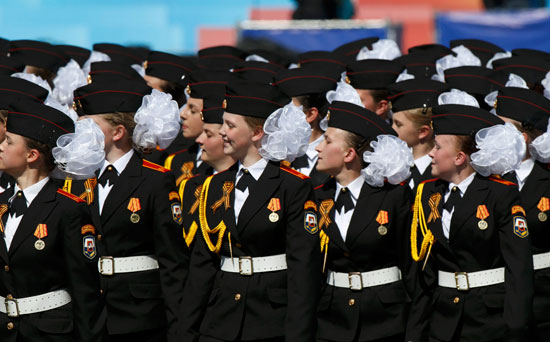 مشاركة النساء لأول مرة فى العرض العسكرى فى روسيا  -اليوم السابع -5 -2015