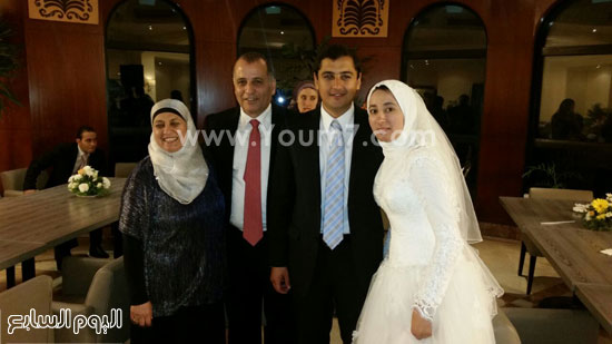 أسرة اللواء محمد الكشكى مع العروسين  -اليوم السابع -5 -2015