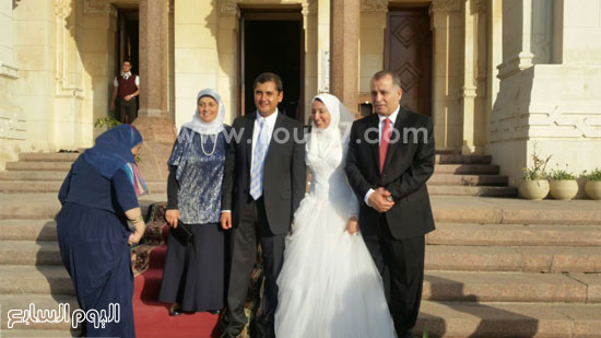 أسرة اللواء محمد الكشكى مع العروسين  -اليوم السابع -5 -2015
