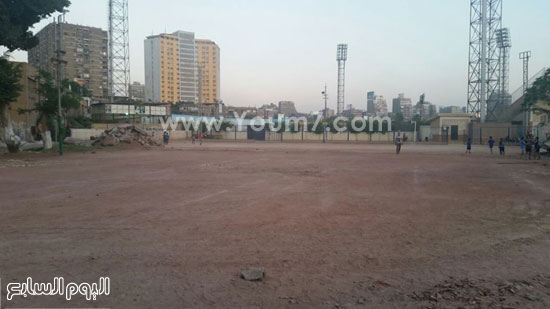 أعضاء الترسانة يتابعون إزالة ملعب التنس -اليوم السابع -5 -2015