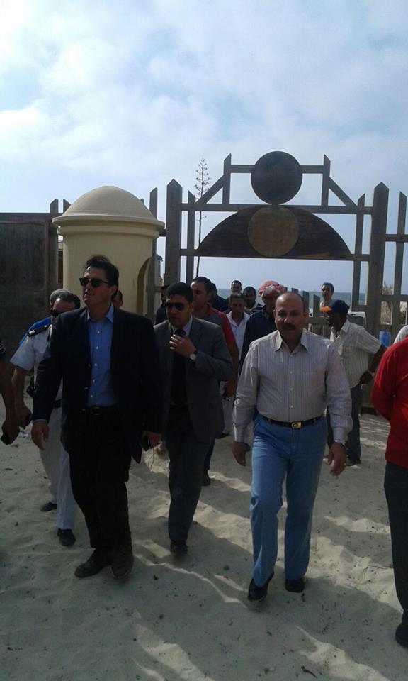  المحافظ أثناء تفقد شواطئ العجمى -اليوم السابع -5 -2015