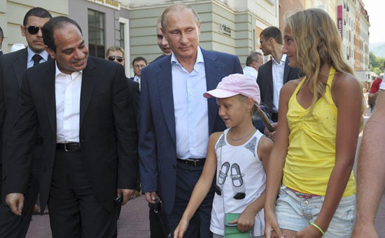 الرئيس السيسى يداعب أطفال روس خلال زيارته لموسكو  -اليوم السابع -5 -2015