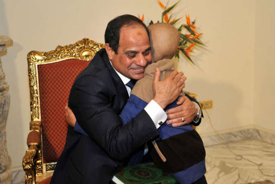 بلمسة أبوية يحتضن الرئيس السيسى طفلا مصابا بالسرطان أراد لقاءه  -اليوم السابع -5 -2015