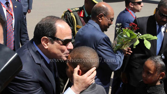 الرئيس السيسى يقبل رأس طفل سودانى كان فى استقباله خلال زيارته للخرطوم -اليوم السابع -5 -2015