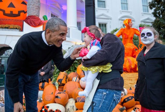 أوباما يداعب طفلة فى عيد الهالووين  -اليوم السابع -5 -2015