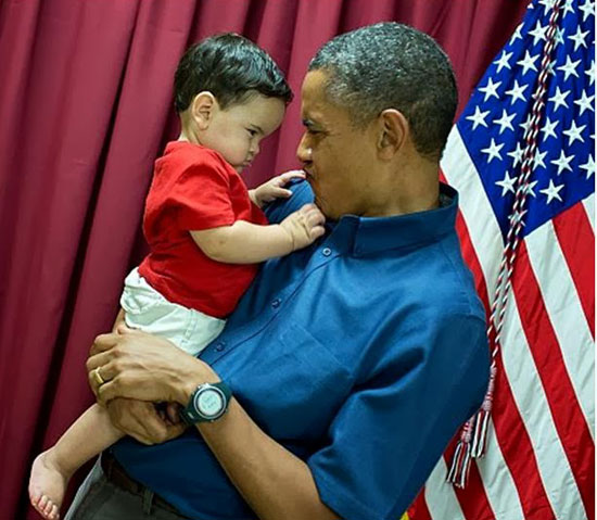 الرئيس الأمريكى بارك أوباما يقلد طفلا صغيرا فى البيت الأبيض -اليوم السابع -5 -2015
