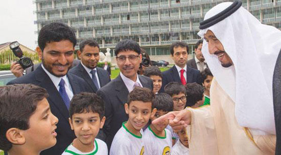 الملك سلمان يداعب أطفال خلال زيارة خارجية قام بها  -اليوم السابع -5 -2015