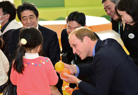 الأمير ويليام يلبى طلب الأطفال وقام بزيارة أطفال فى فوكوشيما اليابانية -اليوم السابع -5 -2015