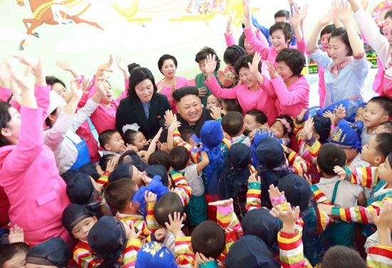 زعيم كوريا الشمالية يداعب أطفالا فى إحدى دور رعاية الأيتام  -اليوم السابع -5 -2015