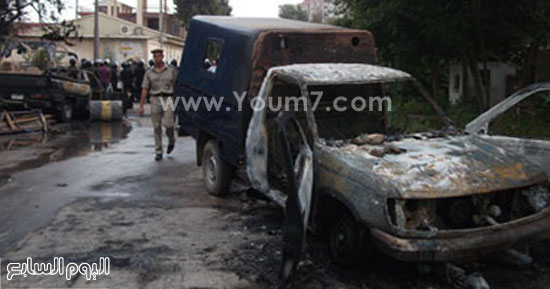 إحدى سيارات الشرطة التى أبرم فيها النيران -اليوم السابع -5 -2015