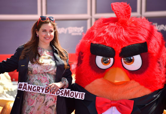 عمر سى وتيمور رودريجيز وجوش جاد يلتقطون الصور مع شخصيات Angry Birds (1)