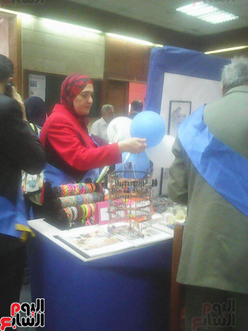 عميدة كلية اقتصاد القاهرة تفتتح المعرض الفنى لطلاب الكلية (6)
