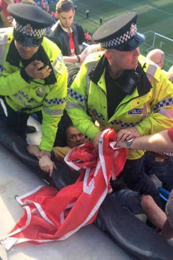 الشرطة تعتدى على مشجع أرسنال بسبب لافتات تُطالب برحيل فينجر (3)