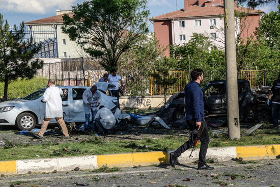 انفجار سيارة ملغومة استهدف الشرطة فى تركيا (11)