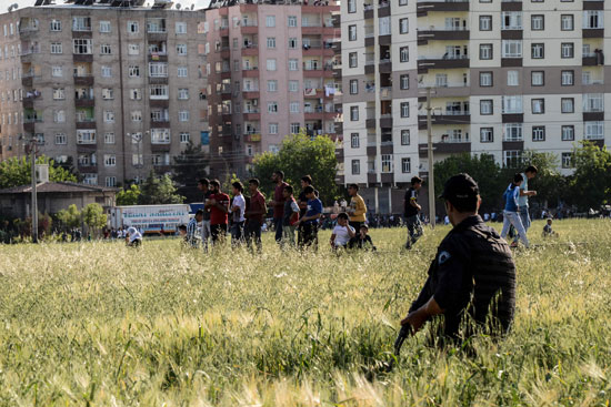 انفجار سيارة ملغومة استهدف الشرطة فى تركيا (15)