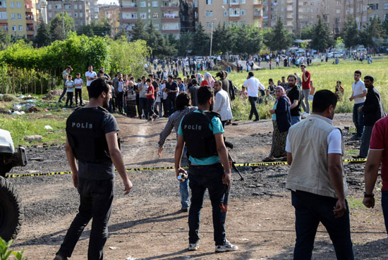 انفجار سيارة ملغومة استهدف الشرطة فى تركيا (3)