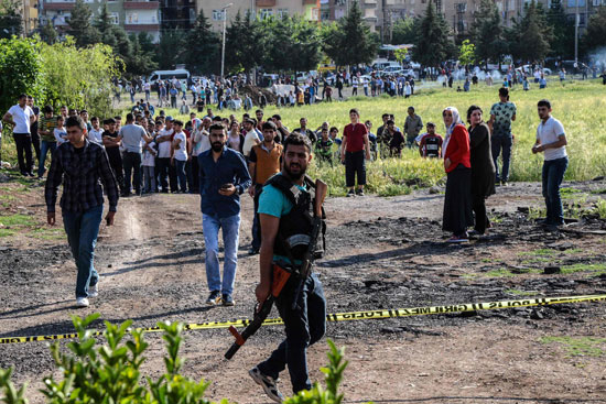 انفجار سيارة ملغومة استهدف الشرطة فى تركيا (4)