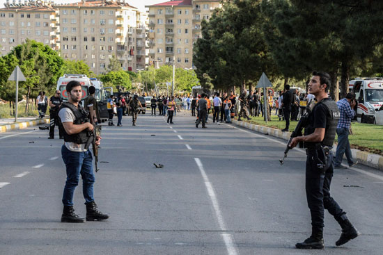 انفجار سيارة ملغومة استهدف الشرطة فى تركيا (6)