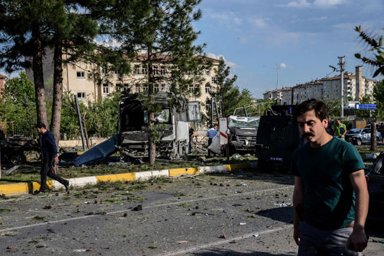 انفجار سيارة ملغومة استهدف الشرطة فى تركيا (8)