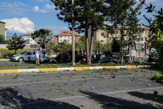 انفجار سيارة ملغومة استهدف الشرطة فى تركيا (9)