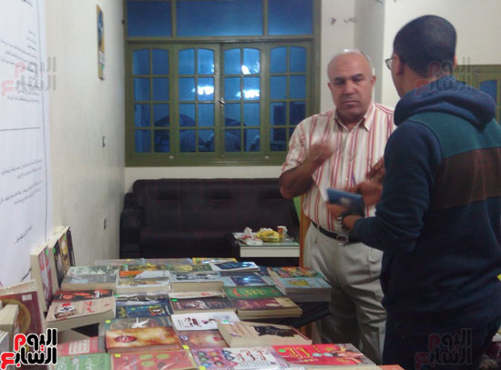 شاب ينظم معرض متنقل للكتاب بالعريش (2)