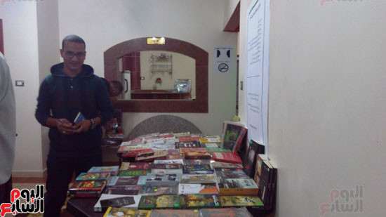 شاب ينظم معرض متنقل للكتاب بالعريش (5)
