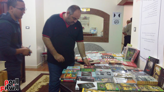 شاب ينظم معرض متنقل للكتاب بالعريش (6)
