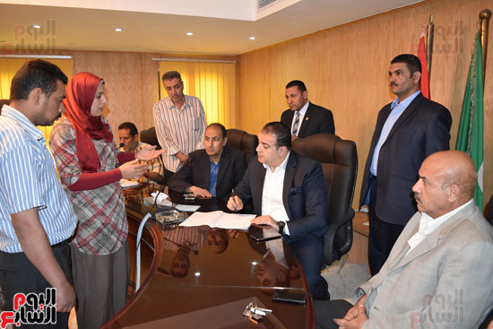 وائل مكرم محافظ الفيوم خلال اللقاء الأسبوعى لخدمة المواطنين  (2)