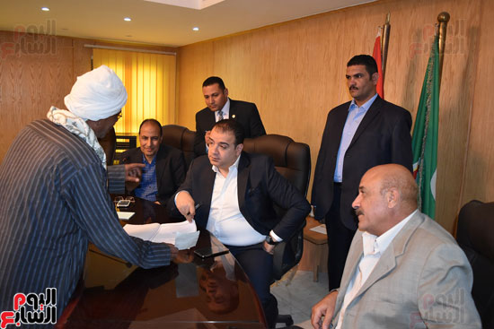 وائل مكرم محافظ الفيوم خلال اللقاء الأسبوعى لخدمة المواطنين  (3)