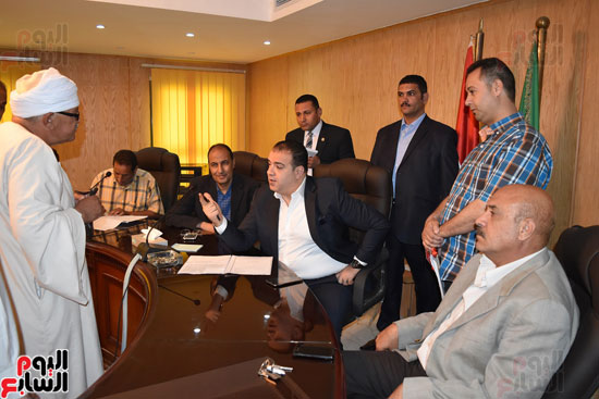 وائل مكرم محافظ الفيوم خلال اللقاء الأسبوعى لخدمة المواطنين  (4)