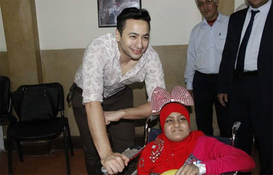 حمادة هلال يلبى رغبة طفلة مريضة ويزورها بمستشفىعين شمس (1)