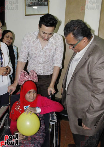 حمادة هلال يلبى رغبة طفلة مريضة ويزورها بمستشفىعين شمس (3)