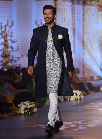 الجاكيت-المنقوش-والبنطلون-الملون-أبرز-تصميمات-الرجال-بأسبوع-الموضة-الباكستانى--(3)
