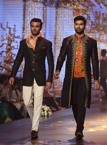 الجاكيت-المنقوش-والبنطلون-الملون-أبرز-تصميمات-الرجال-بأسبوع-الموضة-الباكستانى--(6)