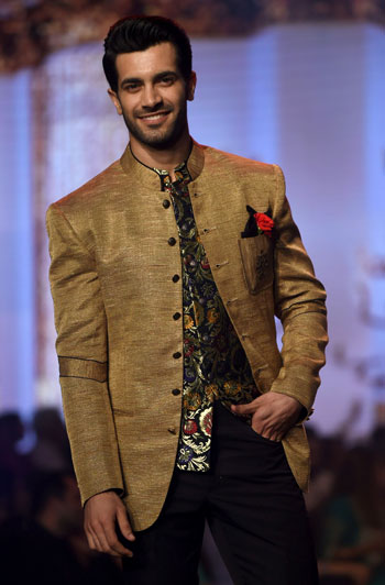 الجاكيت-المنقوش-والبنطلون-الملون-أبرز-تصميمات-الرجال-بأسبوع-الموضة-الباكستانى--(7)