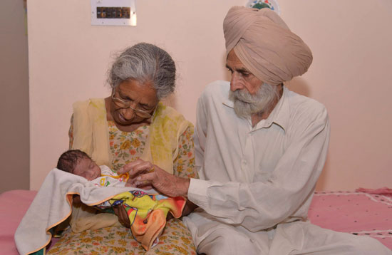 امرأة هندية فى الـ 70 من عمرها تنجب طفلها الأول بالتلقيح الصناعى (1)