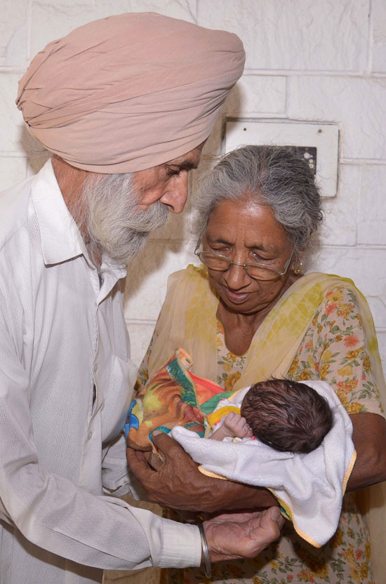 امرأة هندية فى الـ 70 من عمرها تنجب طفلها الأول بالتلقيح الصناعى (3)