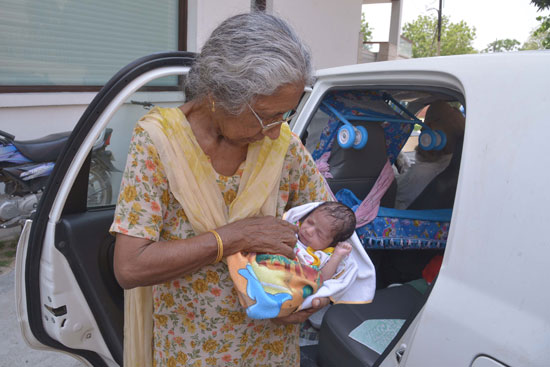 امرأة هندية فى الـ 70 من عمرها تنجب طفلها الأول بالتلقيح الصناعى (2)
