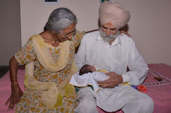 امرأة هندية فى الـ 70 من عمرها تنجب طفلها الأول بالتلقيح الصناعى (4)