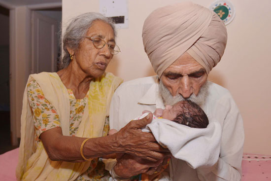 امرأة هندية فى الـ 70 من عمرها تنجب طفلها الأول بالتلقيح الصناعى (5)