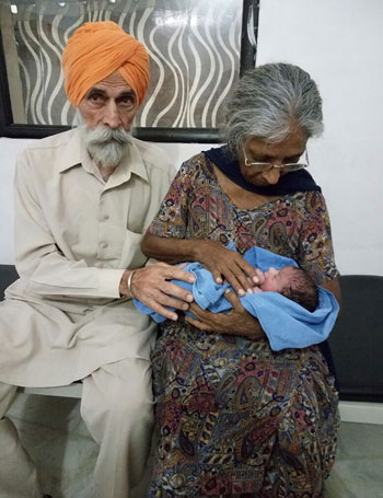 امرأة هندية فى الـ 70 من عمرها تنجب طفلها الأول بالتلقيح الصناعى (6)
