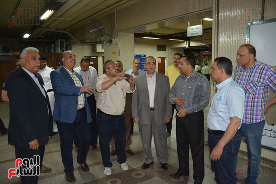 رئيس مجلس إدارة مترو الانفاق يتفقد محطات المترو (3)