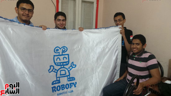 الطلاب الفائزون بالمركز الأول بمسابقة الروبوت الدولية (4)