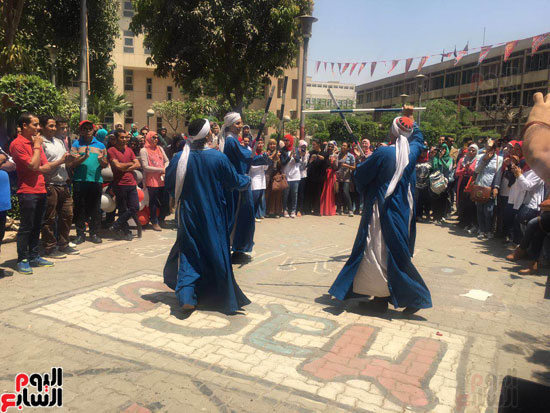 احتفال-طلاب-إعلام-القاهرة-بتخرجهم-(4)
