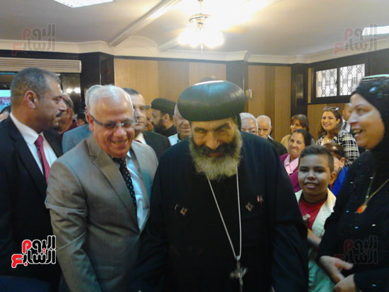 محافظ بورسعيد يقدم التهنئة لمطران الكنيسة الأرثوذكسية بعيد القيامة (1)