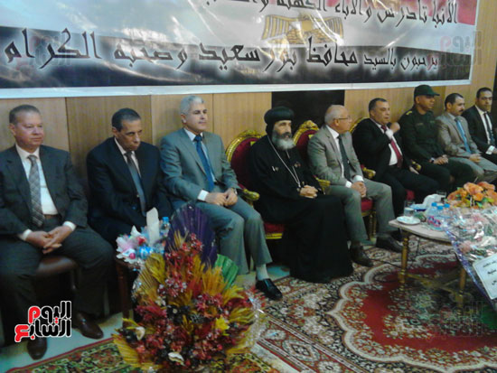 محافظ بورسعيد يقدم التهنئة لمطران الكنيسة الأرثوذكسية بعيد القيامة (3)