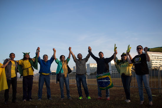 برازيليون يحتفلون بعزل رئيسة البلاد ديلما روسيف (1)